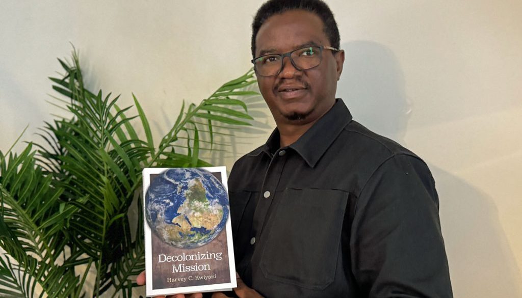 harvey-kwiyani-with-book
