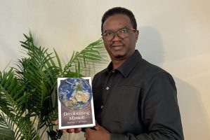 harvey-kwiyani-with-book