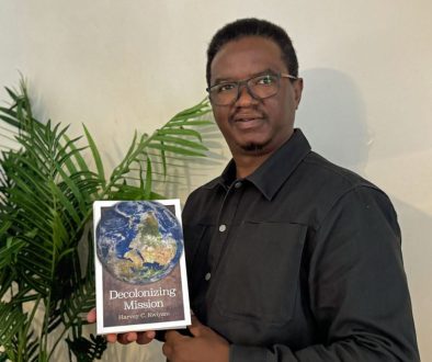 harvey-kwiyani-with-book
